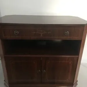 Klasszikus stílusú komód TV szekrény